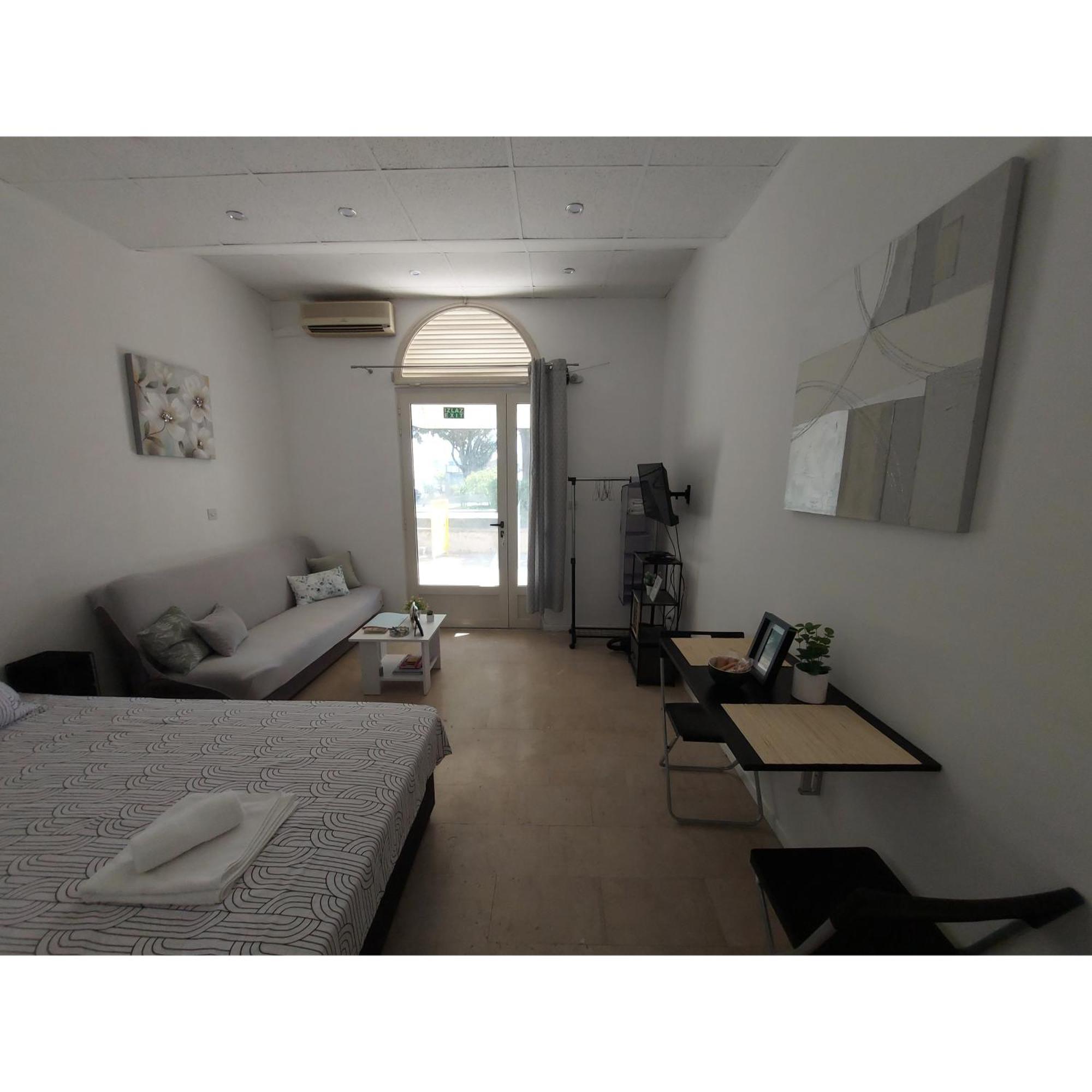 Studio Apartment Lee Split Exterior photo